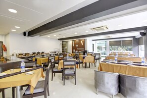 2 restaurants, breakfast, lunch, dinner served; international cuisine  - Hotel BB Palace (New Delhi)