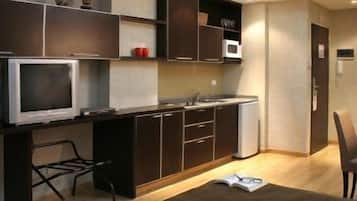 Fridge, coffee/tea maker