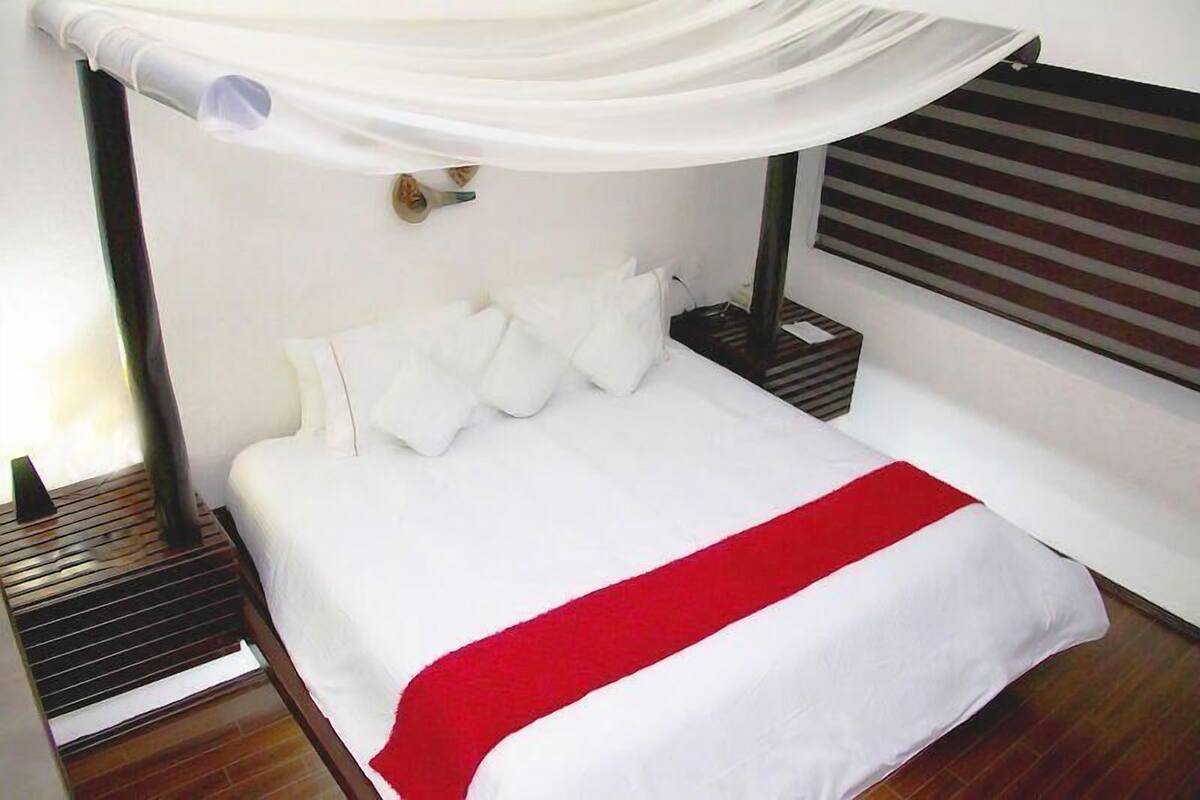Premium bedding, in-room safe, desk, laptop workspace