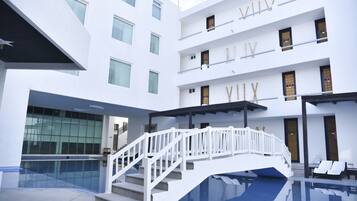 3 outdoor pools