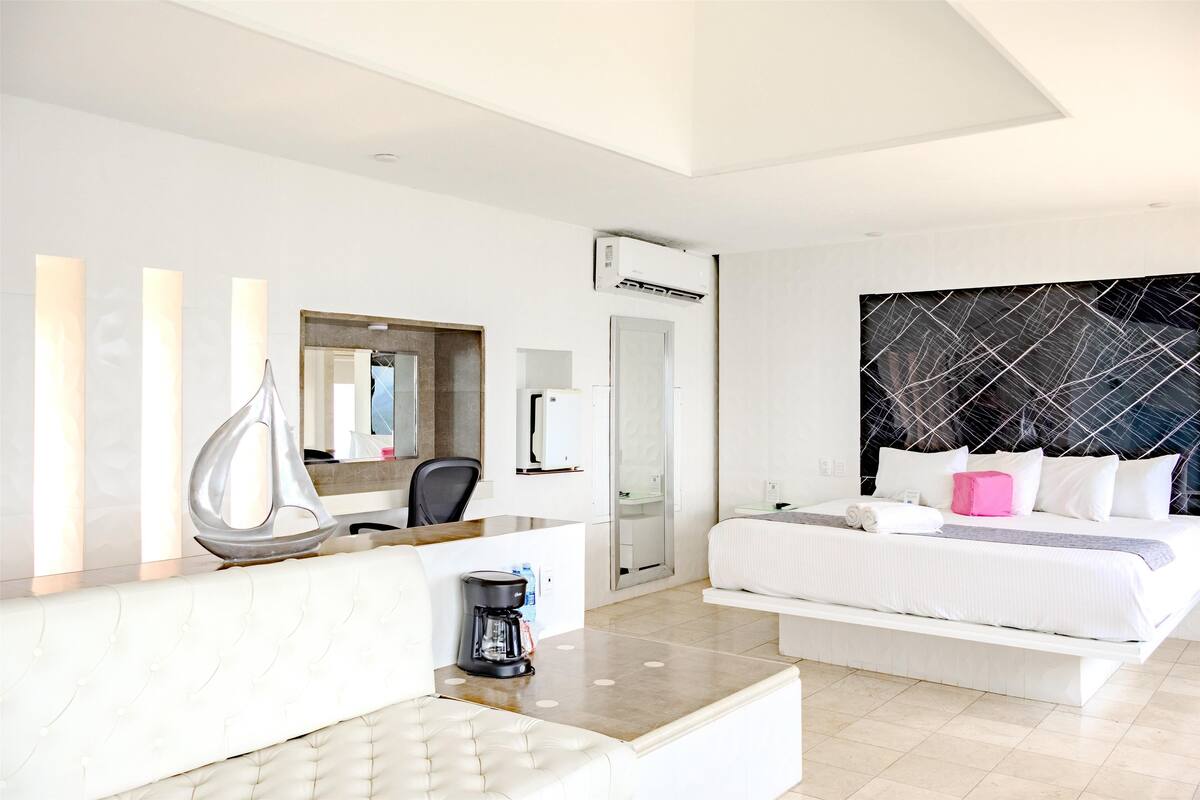 Suite, 1 King Bed, Non Smoking | Premium bedding, in-room safe, desk, laptop workspace