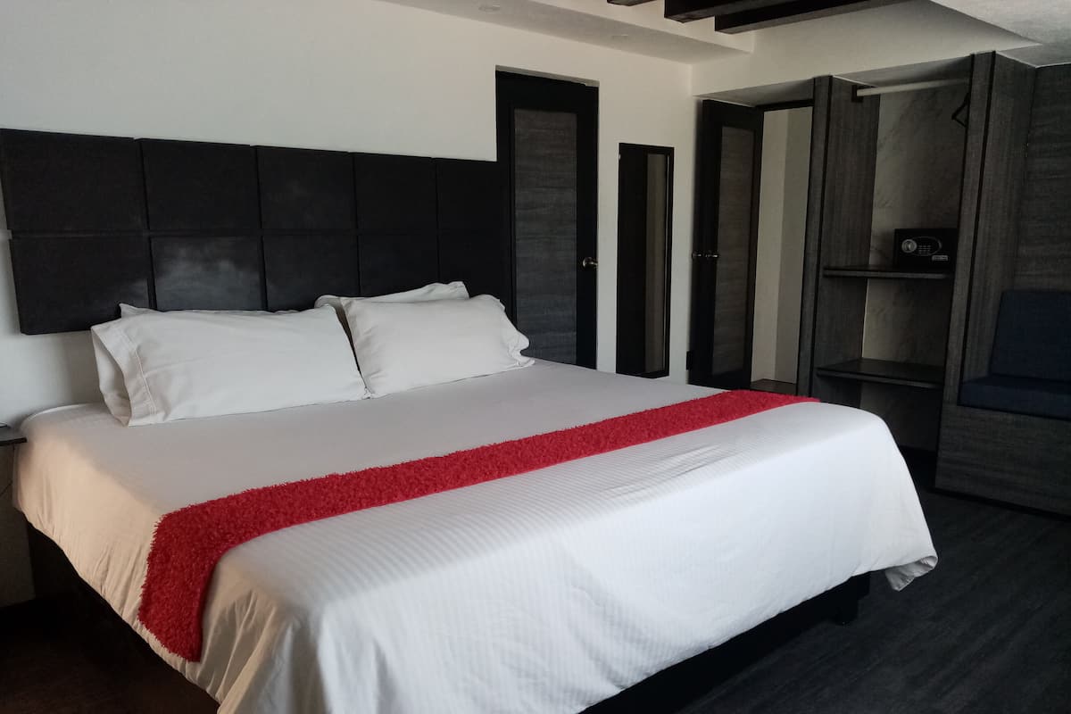 Standard Room, 1 King Bed, Non Smoking | Premium bedding, in-room safe, desk, laptop workspace