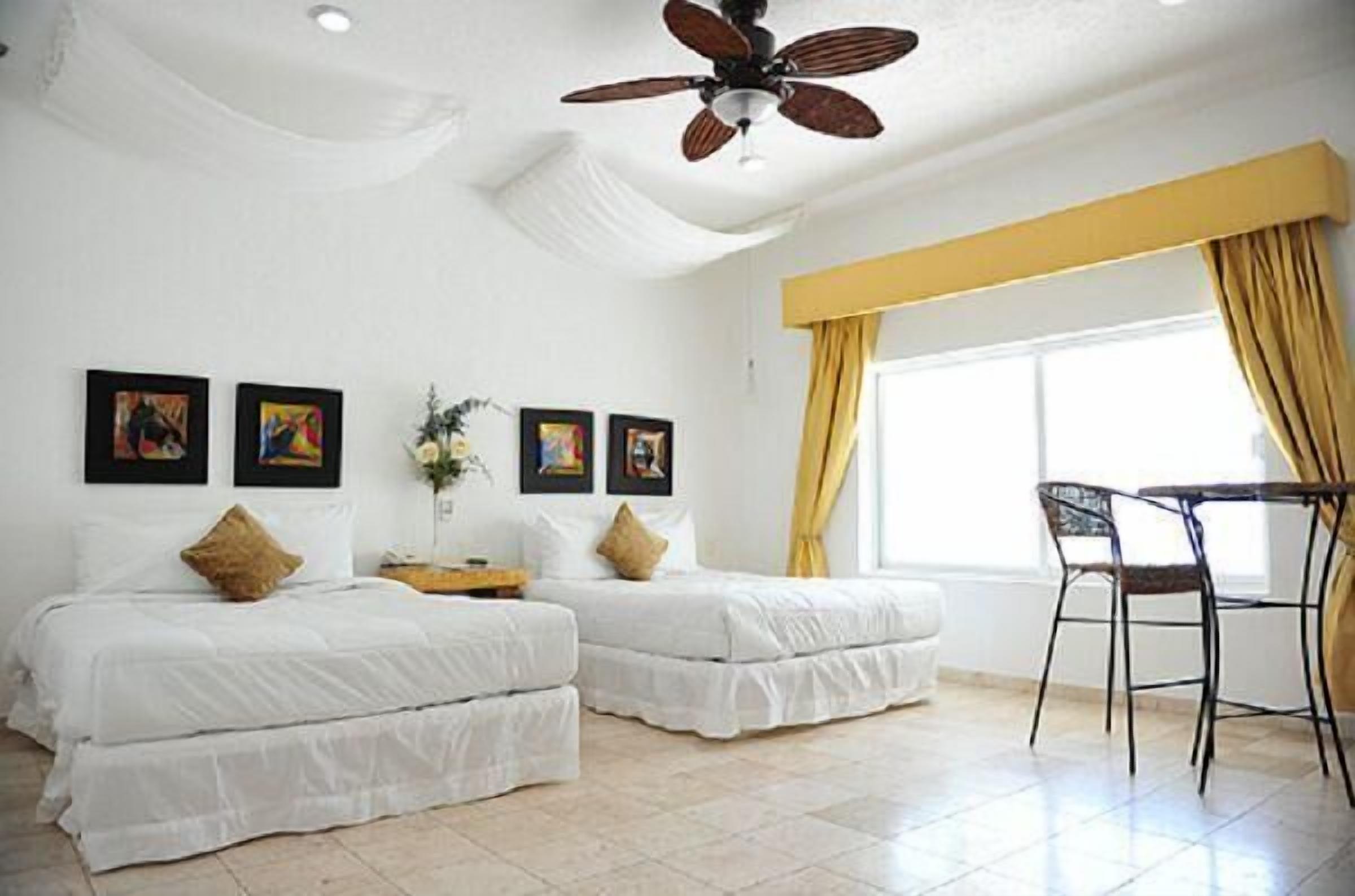 Peralatan tempat tidur premium, peti besi dalam bilik, meja 