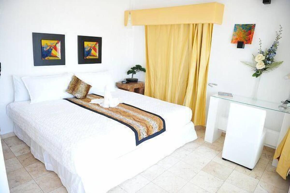 Premium bedding, in-room safe, desk, laptop workspace