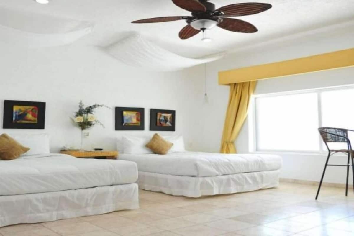 Luxe beddengoed, een kluis op de kamer, een bureau, een laptopwerkplek