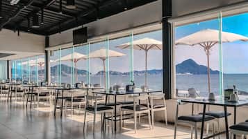 2 restaurants, breakfast served