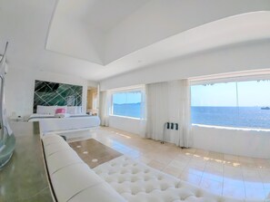 Suite, 1 King Bed, Non Smoking | Premium bedding, in-room safe, desk, laptop workspace - Best Western Plus Luna del Mar (Manzanillo)