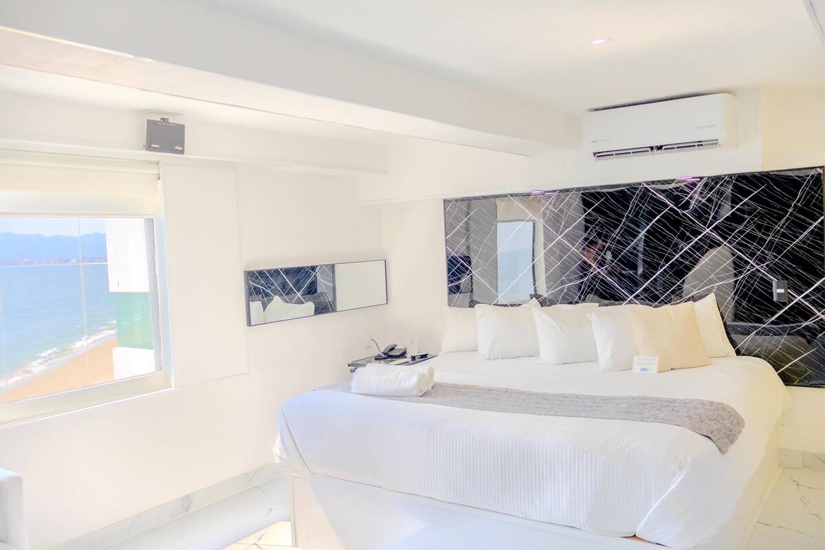 Standard Room, 1 King Bed, Non Smoking | Premium bedding, in-room safe, desk, laptop workspace