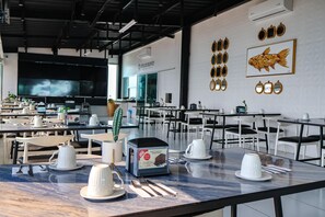 2 restaurantes; se sirven desayunos 