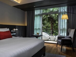 Premium Deluxe Room, 1 King Bed, Balcony | Seprai premium, selimut bulu angsa, bantalan ekstra lembut, dan minibar