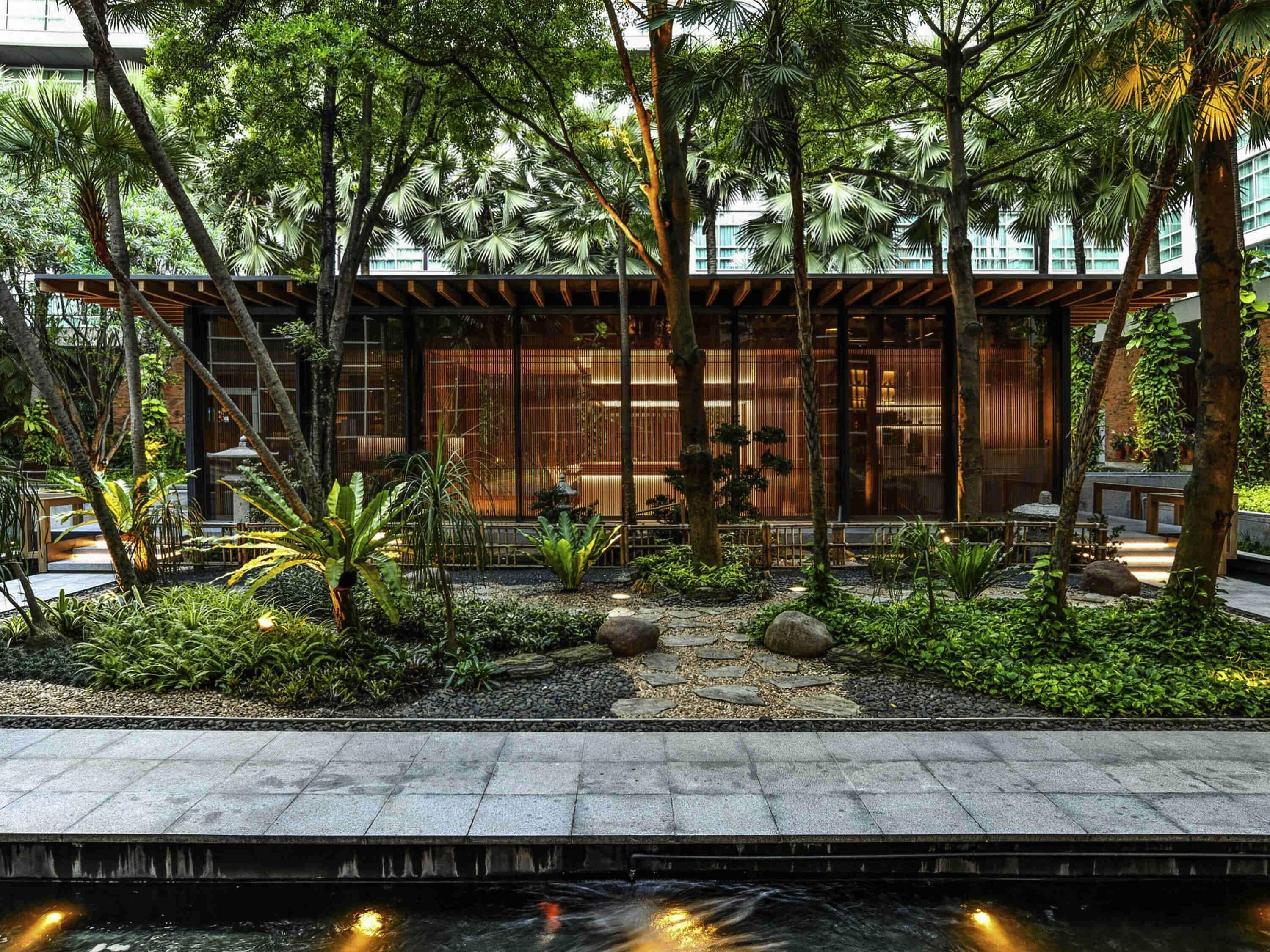 3 restaurants, breakfast, lunch, dinner served; international cuisine 