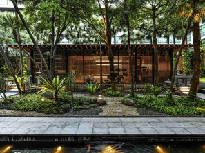 3 restaurantes, se sirven desayunos, comidas y cocina internacional