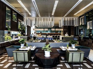 3 restaurantes, se sirven desayunos, comidas y cocina internacional