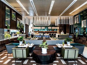 3 restaurants servant le petit déjeuner, le déjeuner et le dîner