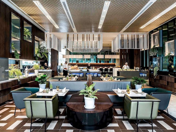 3 restaurants; breakfast, lunch, and dinner served