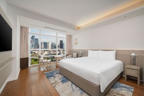Premier Deluxe Room, 1 Double, City View | Sängtillbehör av högsta kvalitet, duntäcken, bäddmadrasser och minibar