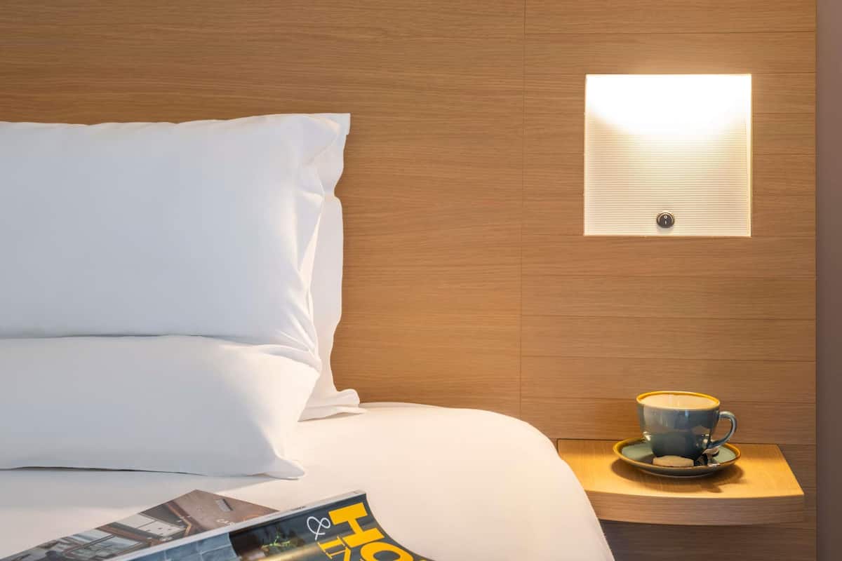 Bộ đồ giường cao cấp, minibar, két bảo mật tại phòng, bàn