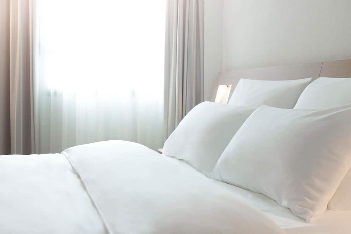 Luxe beddengoed, een minibar, een kluis op de kamer, een bureau