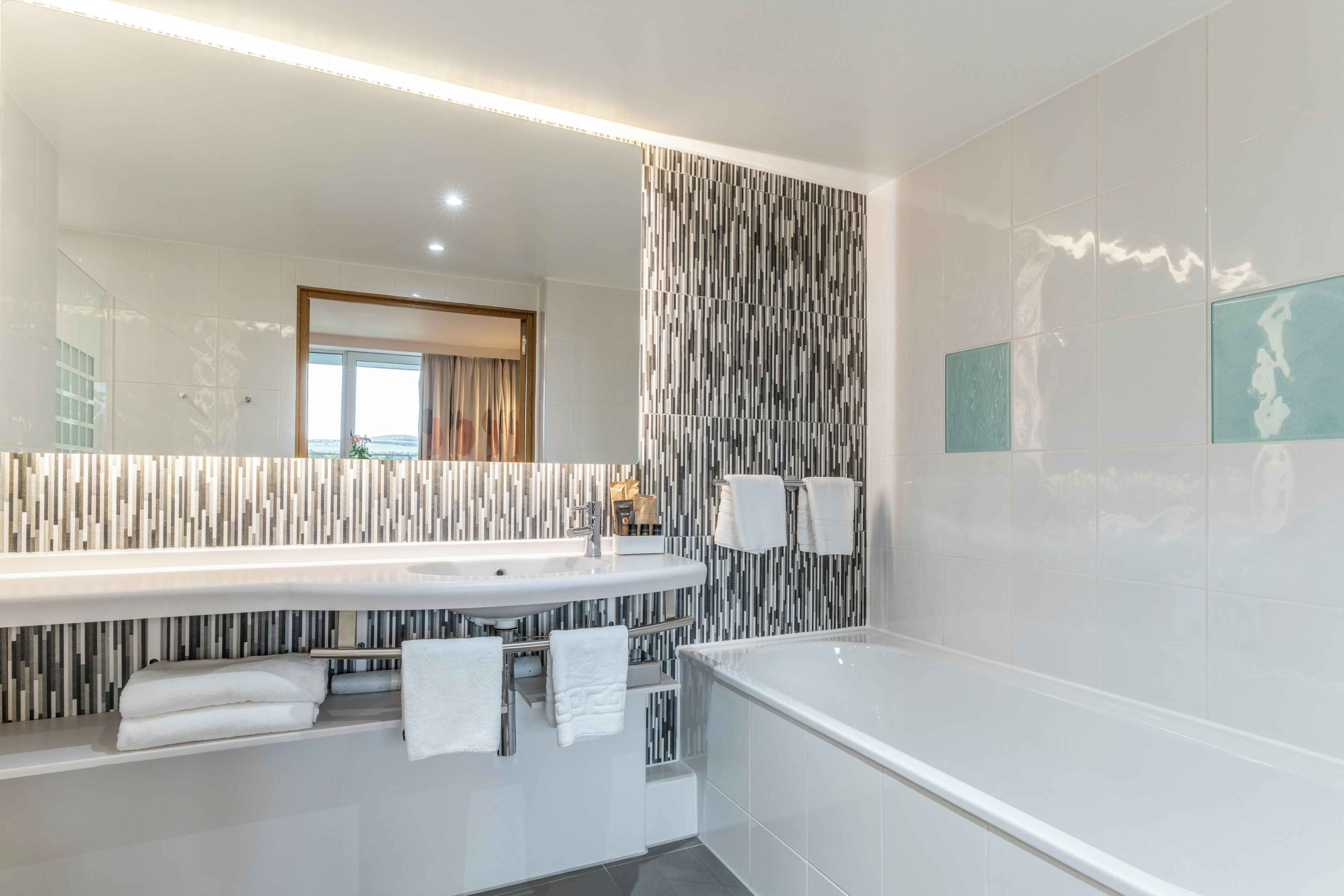 executive room, 1 queen bed, balcony | bathroom | designer toiletries, hair dryer, towels, soap