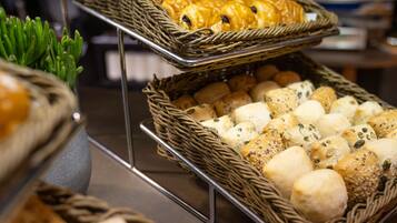 Tägliches Frühstücksbuffet gegen Gebühr