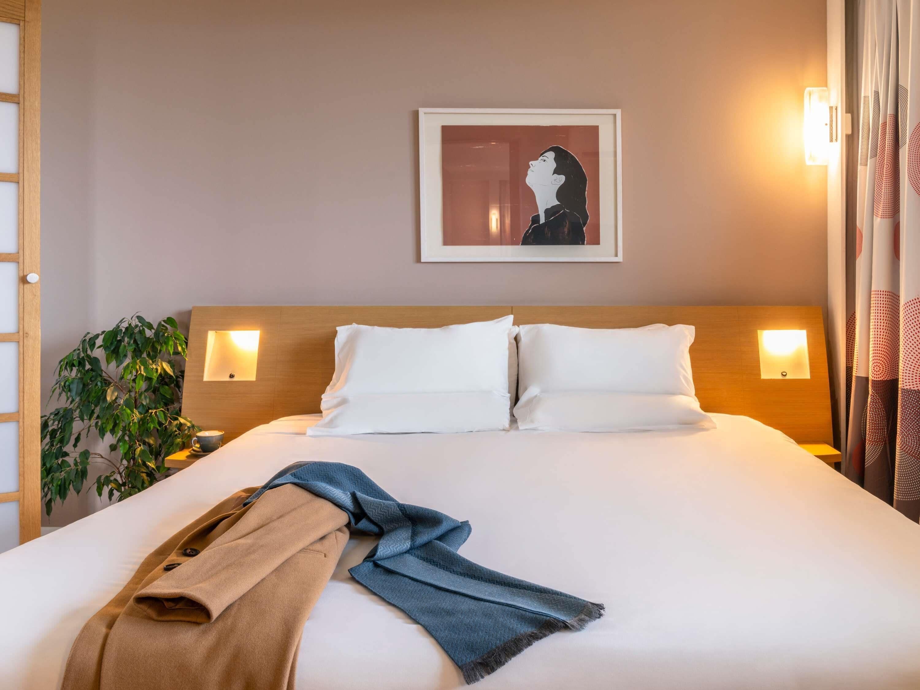 Executive Room, 1 Queen Bed, Balcony | Premium bedding, minibar, in-room safe, desk