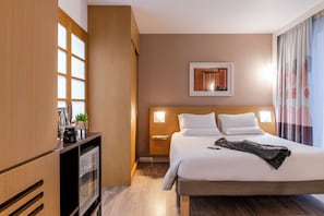 Phòng Executive, 1 giường cỡ queen, ban công | Bộ đồ giường cao cấp, minibar, két bảo mật tại phòng, bàn