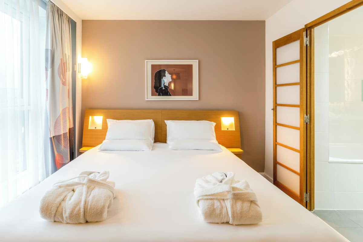 executive room, 1 queen bed, balcony | premium bedding, minibar, in-room safe, desk