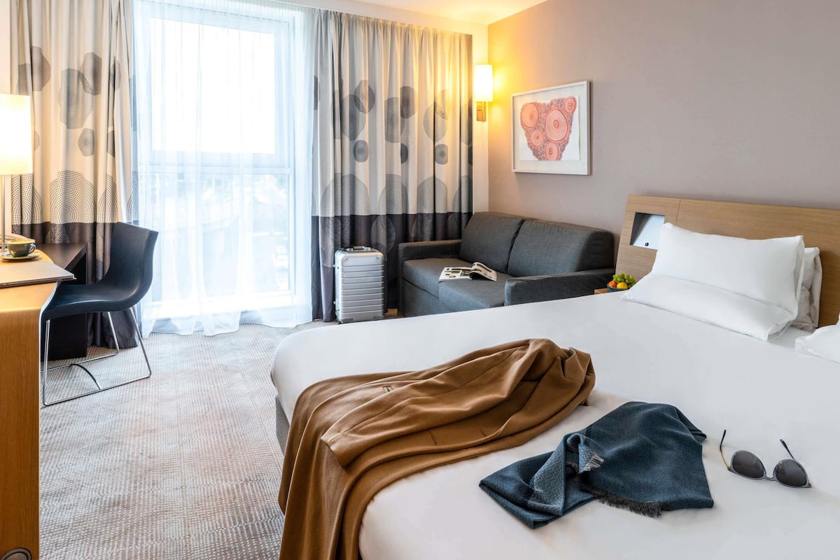 Sengetøy av topp kvalitet, minibar, safe på rommet og skrivebord