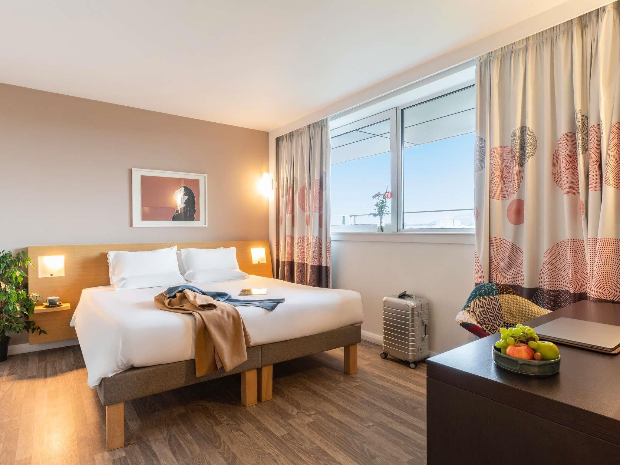 Suite, 1 queensize bed | Luxe beddengoed, een minibar, een kluis op de kamer, een bureau