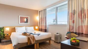 Suite, 1 queensize bed | Luxe beddengoed, een minibar, een kluis op de kamer, een bureau