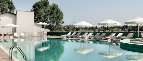 Utomhuspool, parasoller och solstolar