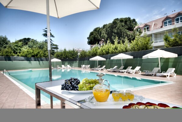 Εξωτερική πισίνα, ομπρέλες πισίνας, ξαπλώστρες