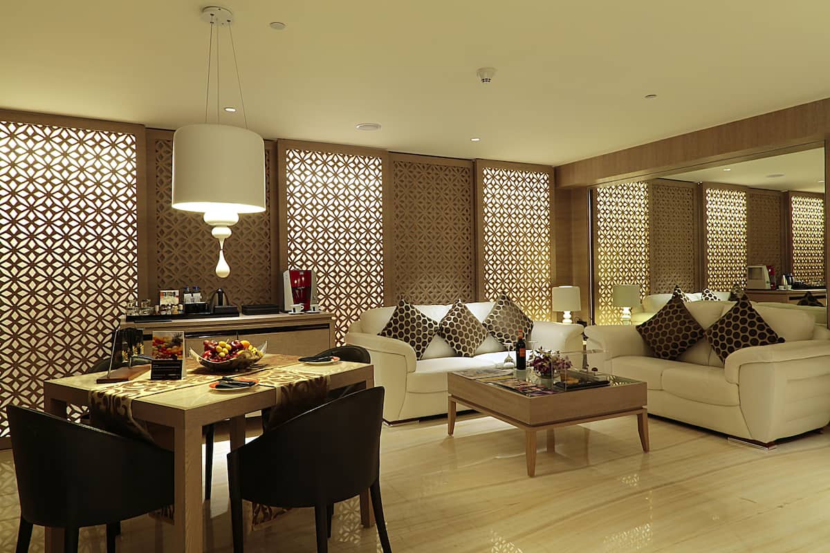 Un salon moderne avec un coin repas, comprenant un ensemble de canapés, une table basse et une table à manger avec des chaises.