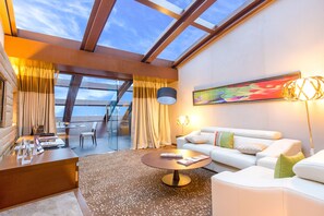 Minibar, in-room safe, desk, blackout drapes - Sahara Star (Mumbai)