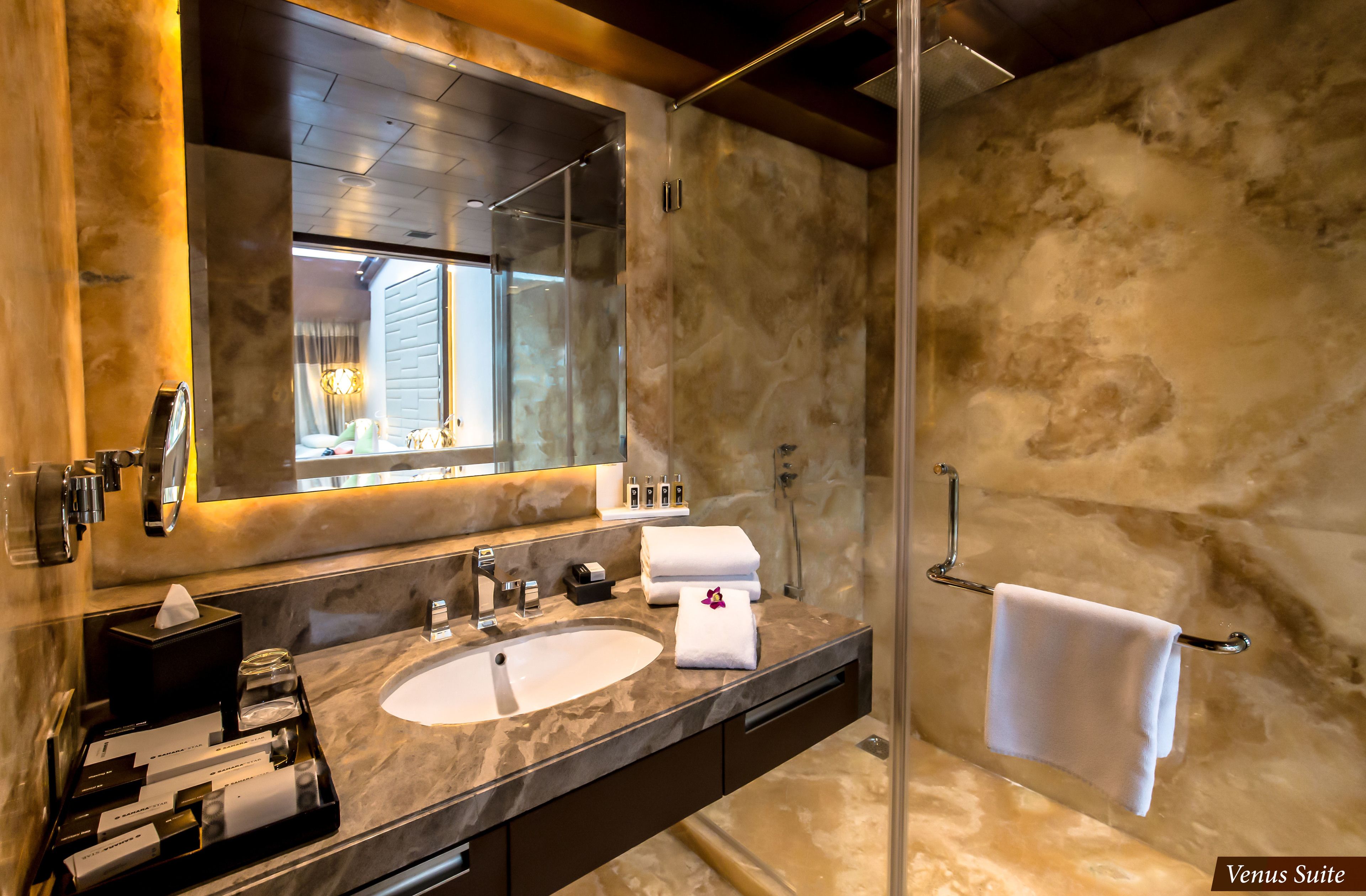 shower, rainfall showerhead, free toiletries, hair dryer