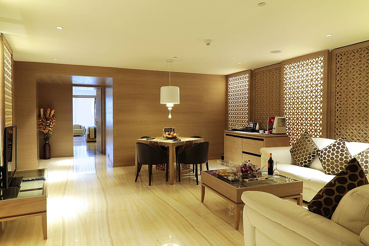 Neptune City View Suite with Bath Tub - King Bed | Minibar, coffres-forts dans les chambres, bureau, rideaux occultants