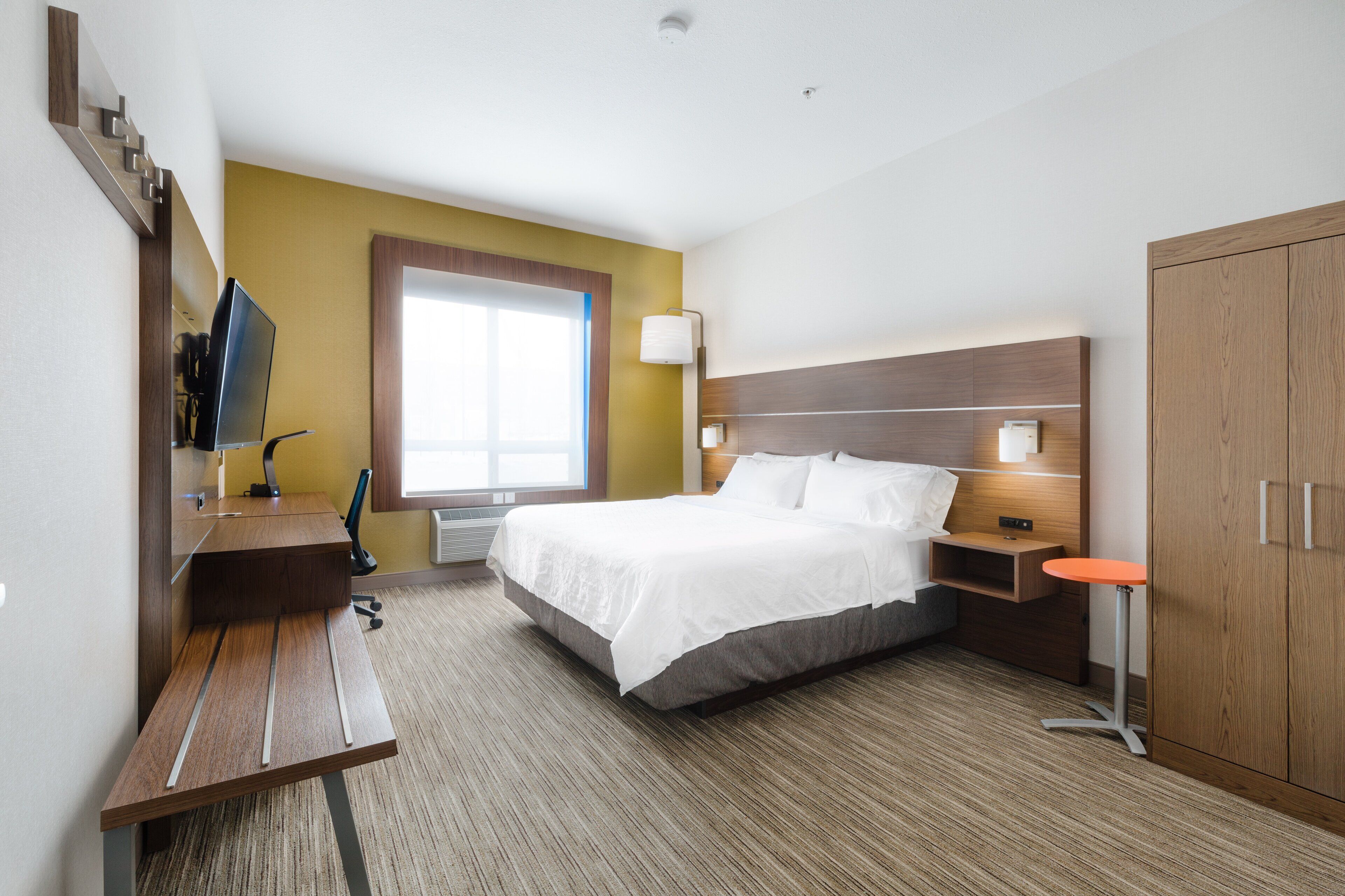 standard room, 1 king bed, accessible (mobility) | premium bedding, pillow-top beds, desk, laptop workspace