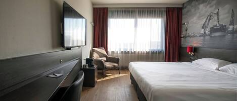 Dobbeltrom – deluxe, 1 kingsize-seng | Safe på rommet, skrivebord, strykejern/-brett og barnesenger (inkludert)