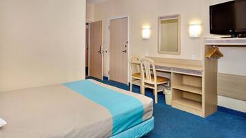 Skrivebord, blendingsgardiner, wi-fi (inkludert) og sengetøy