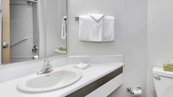 Suihkun ja ammeen yhdistelmä, hiustenkuivaaja, pyyhkeet