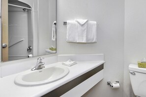 Combined shower/tub, hair dryer, towels