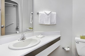 Combined shower/bathtub, hair dryer, towels
