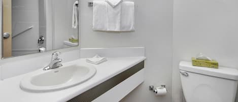 Combined shower/tub, hair dryer, towels