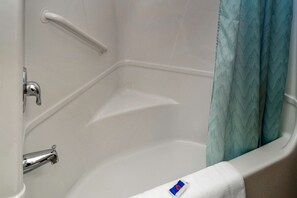 Bañera con ducha, secador de pelo, toallas