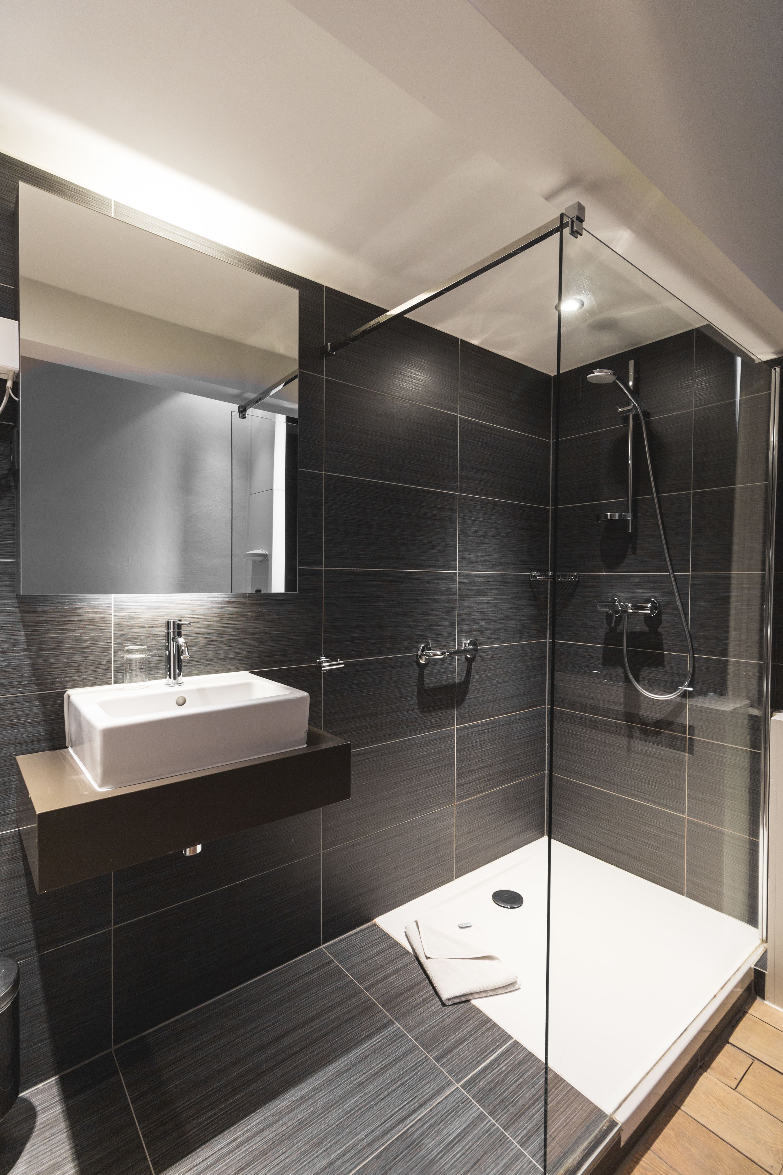 single room | bathroom shower