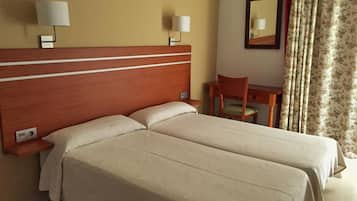 VÀrdeförvaringsskÄp pÄ rummet, skrivbord och mörklÀggningsgardiner