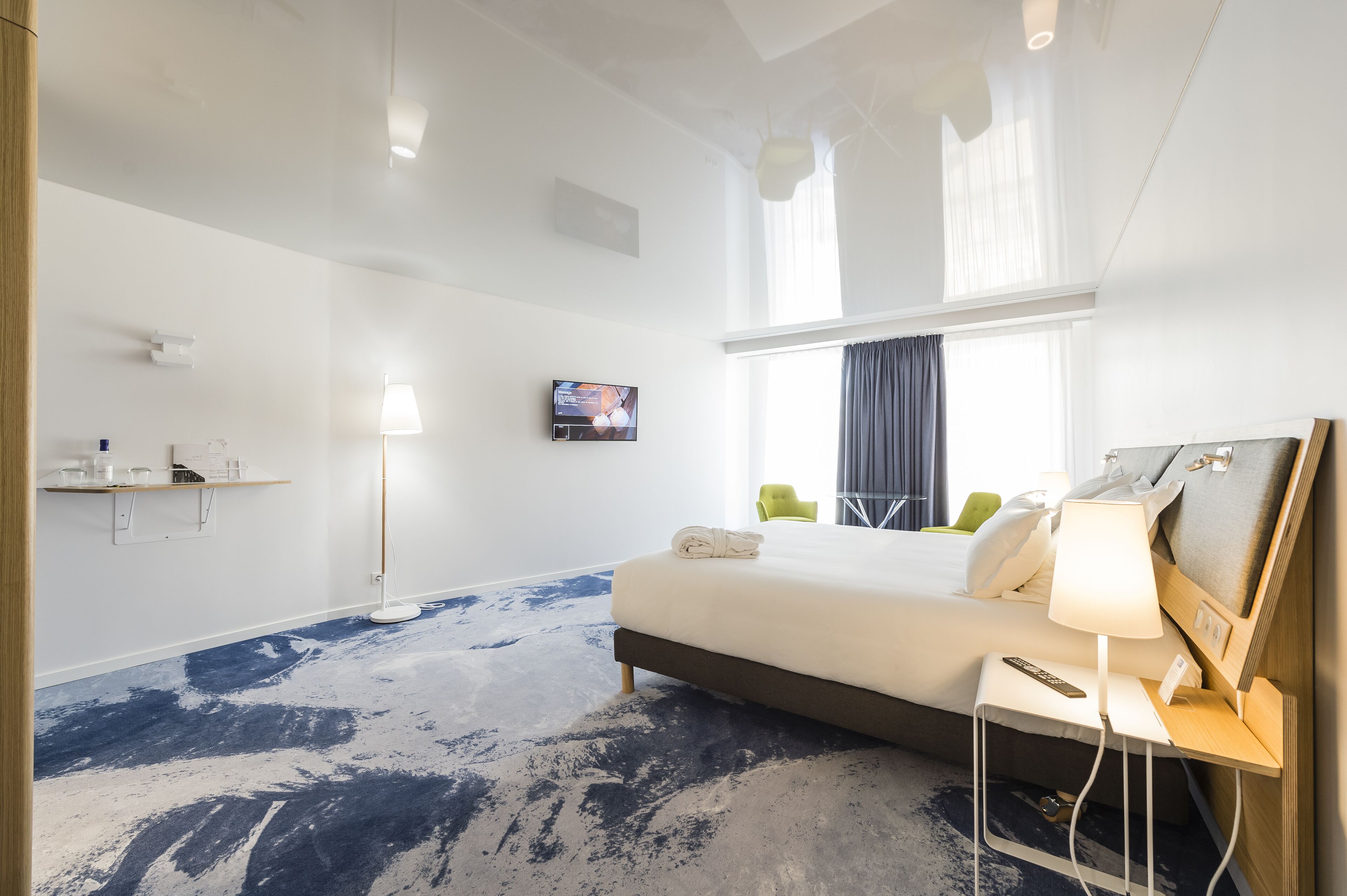 chambre exécutive avec canapé | premium bedding, minibar, in-room safe, desk