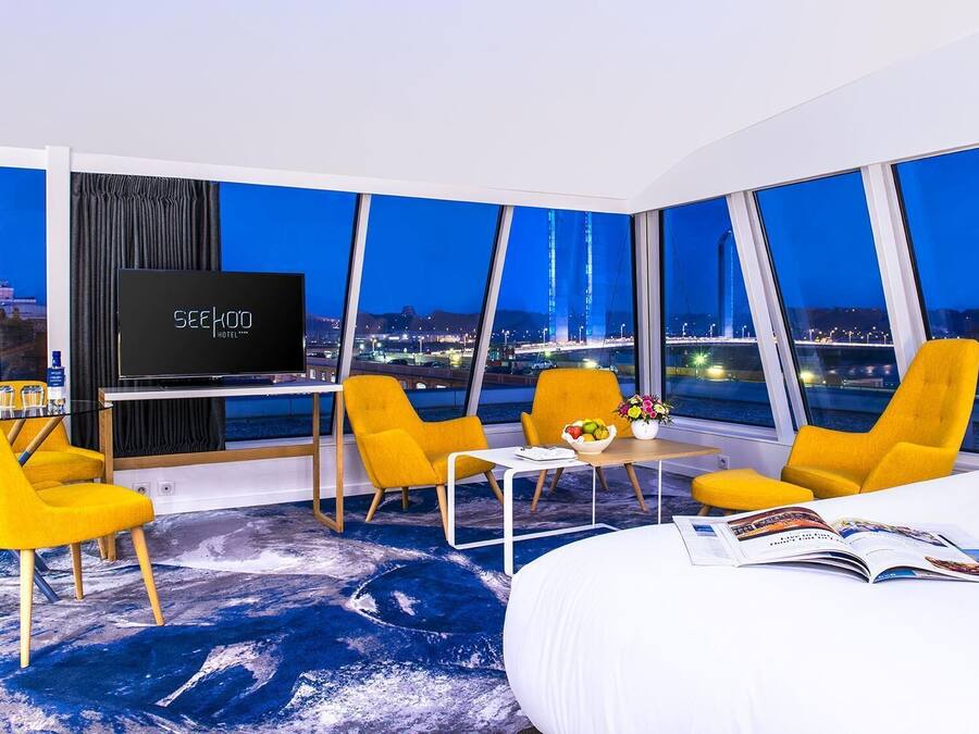 Premium bedding, minibar, in-room safe, desk