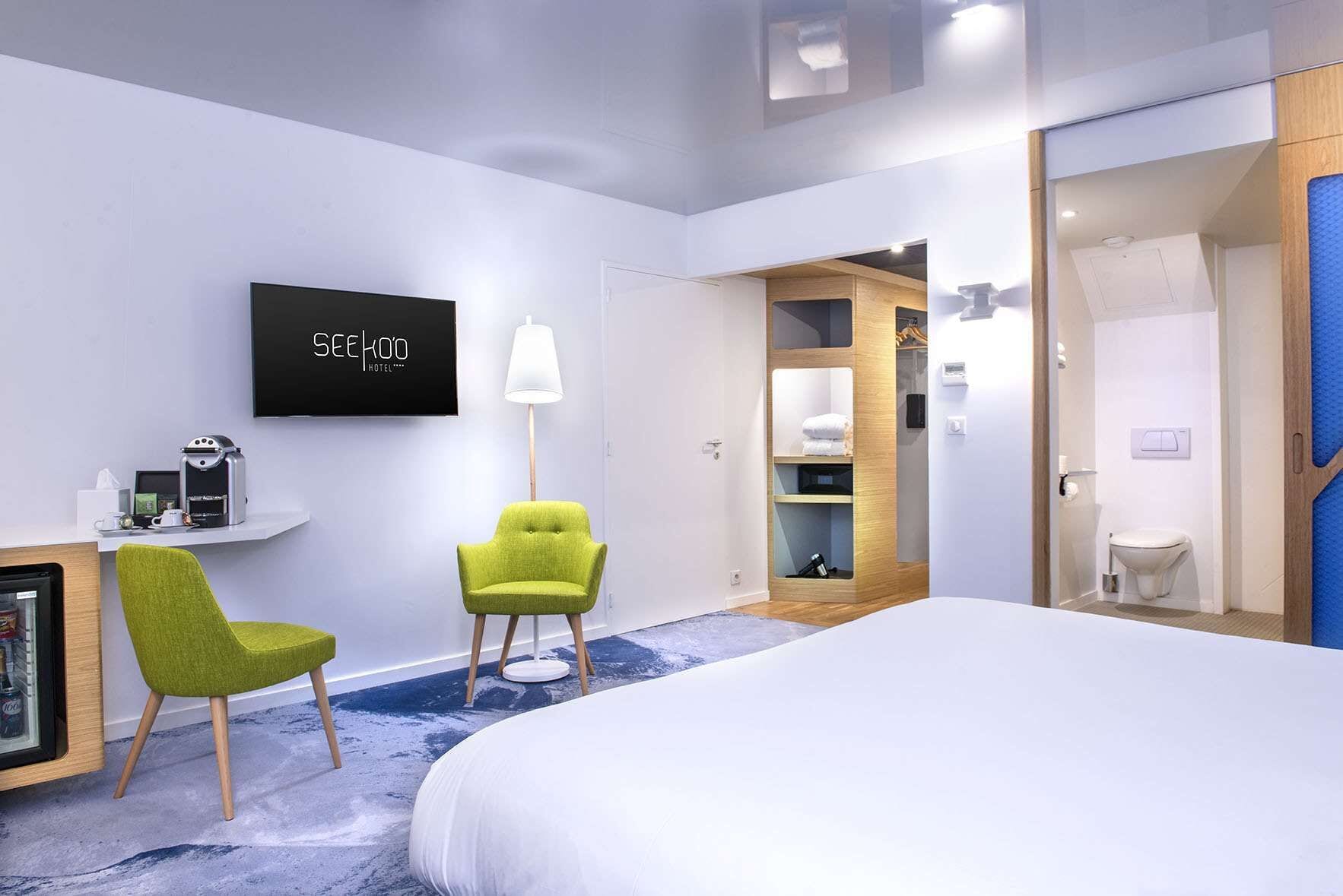 urban chic room - shower | premium bedding, minibar, in-room safe, desk