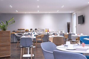 Daily continental breakfast (EUR 19 per person)